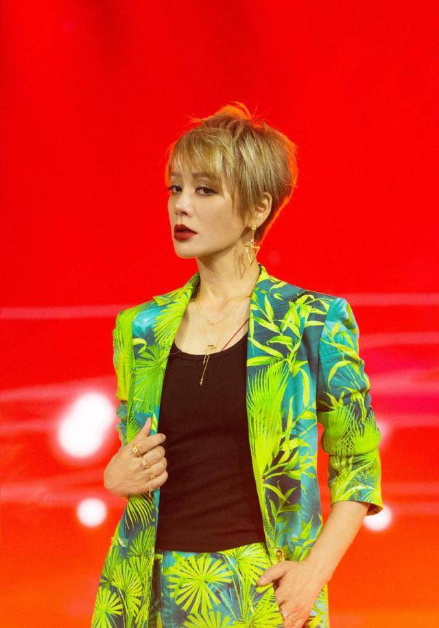 原创乘风破浪的宁静来了又飒又帅的时尚大片完全诠释不同穿搭风格