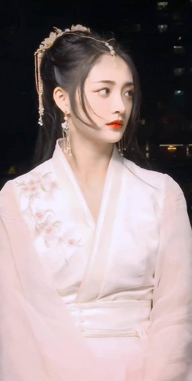 周洁琼气质真好身穿盖娅传说清纯美丽古风公主当之无愧