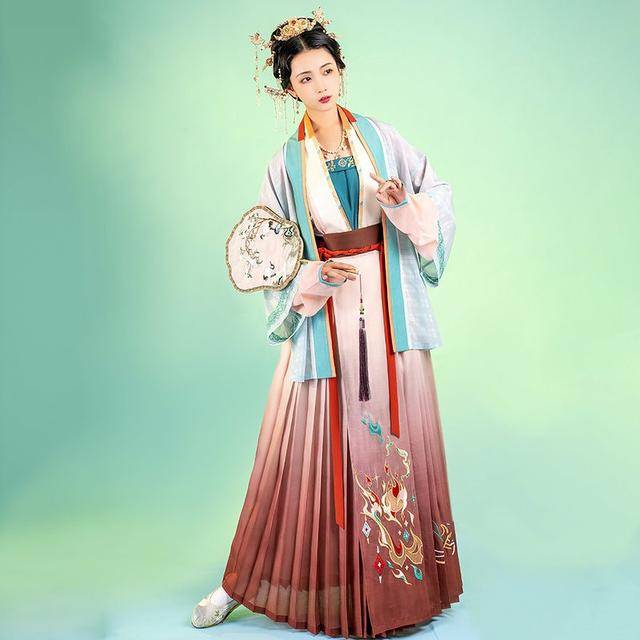 现在很多宋制汉服套装中的内搭都是改良款的工字褶吊带或者是宋抹