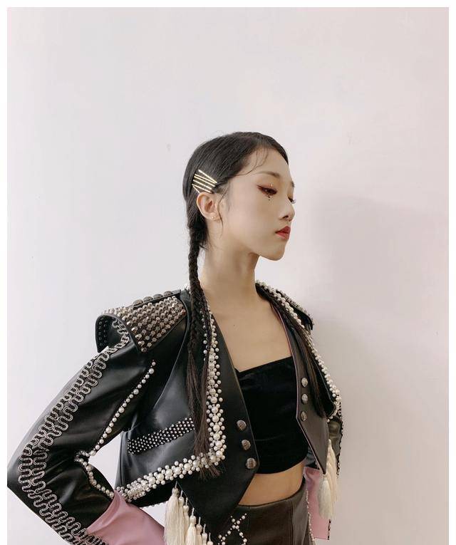 29岁yamy晒近照身材超瘦,花衬衣配棕黄短靴,灰色头发超酷_酷帅_风格