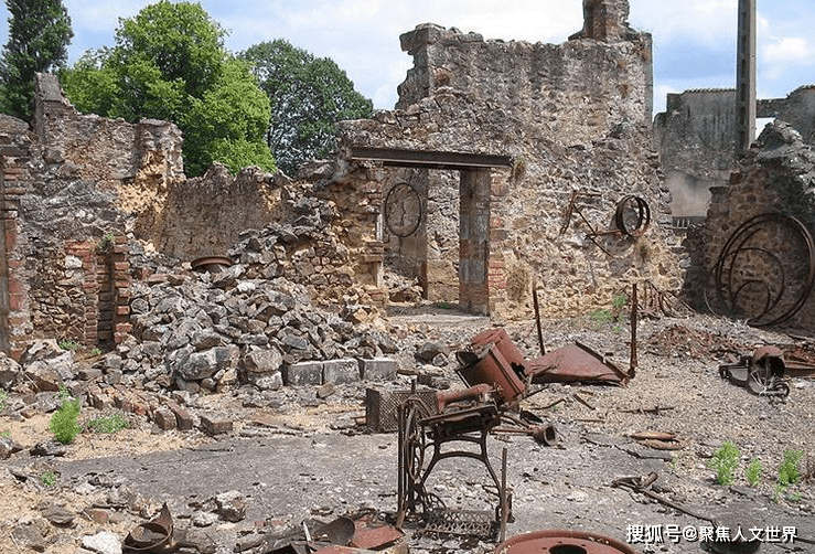 于是便传出了犬鸣村里有怨灵,他经常会在晚上出来
