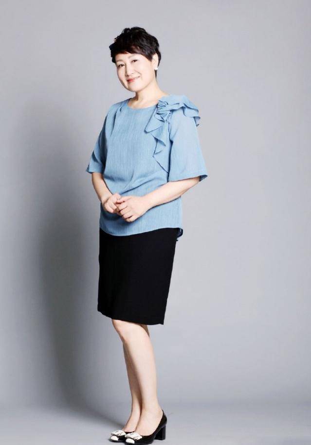 原创58岁张凯丽心真大穿一身碎花装如遛弯大妈香奈儿也拉不回气质