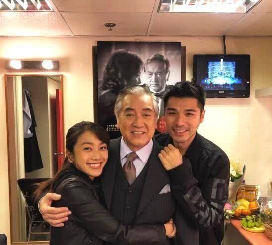 陪女儿跳舞 单手插兜舞姿灵活被大赞:有型又可爱_姜丽文_秦沛_尔冬升