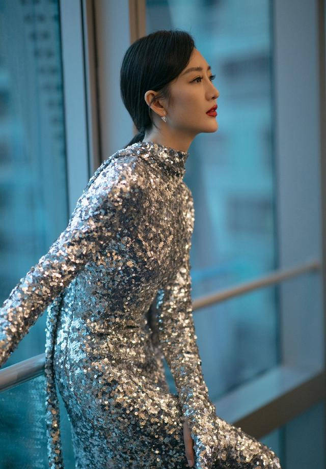 王鸥才是"气场女王",一袭银色亮片连衣裙配马尾辫,优雅又迷人_显得_的