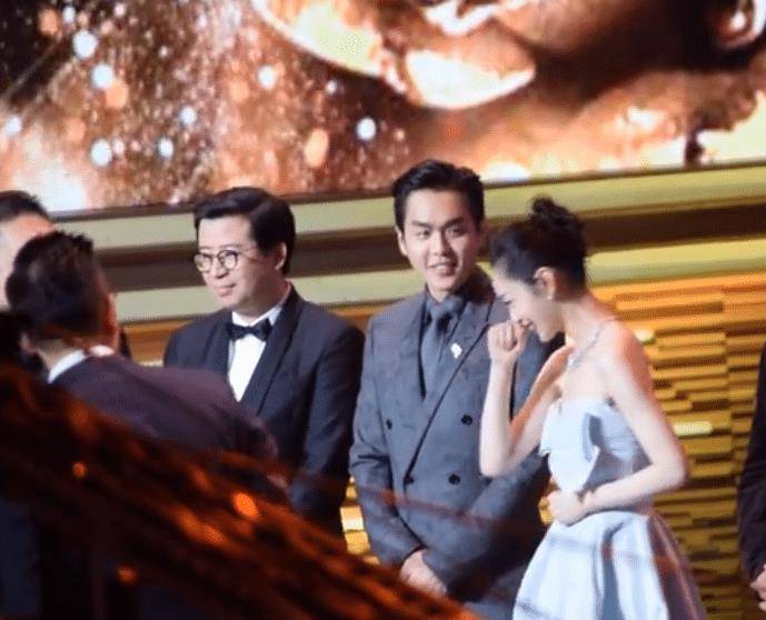 宋轶主动转身与张若昀搭话,谁留意她全程手放哪?