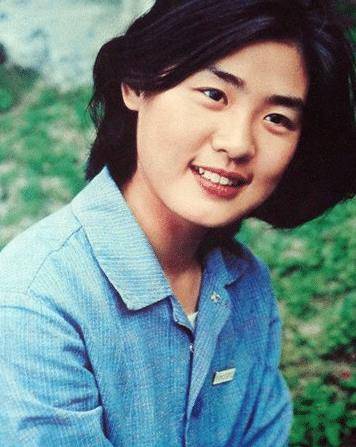 原创她是姜文同班同学18岁成名大火后嫁著名导演今57岁幸福不已