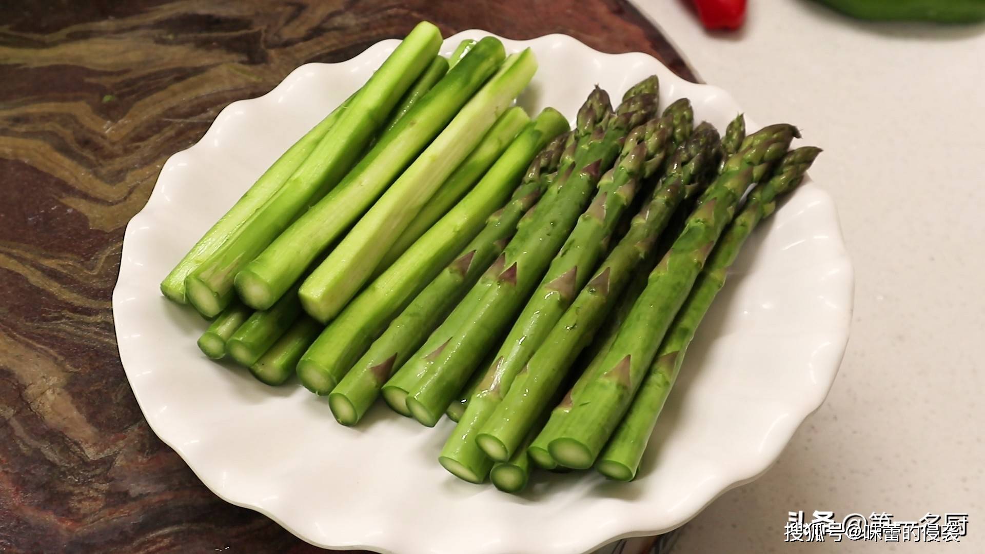 原创白灼芦笋这样做真简单随便一浇汁就能高大上比白灼菜心更好吃
