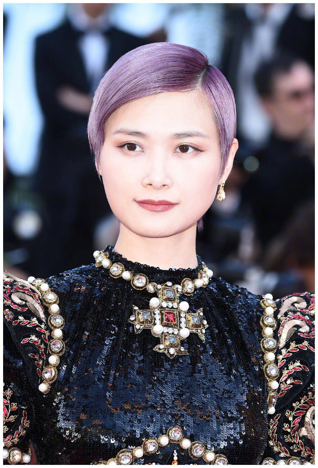 原创李宇春身穿印花上衣童趣天真搭配胖丁高筒靴这时尚看不懂