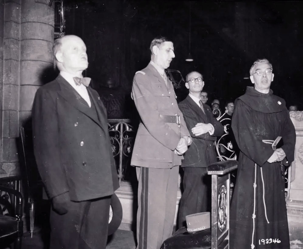 但是戴高乐忘记了自己的身高有两米之巨,在冲锋的人群中太过显眼,结果