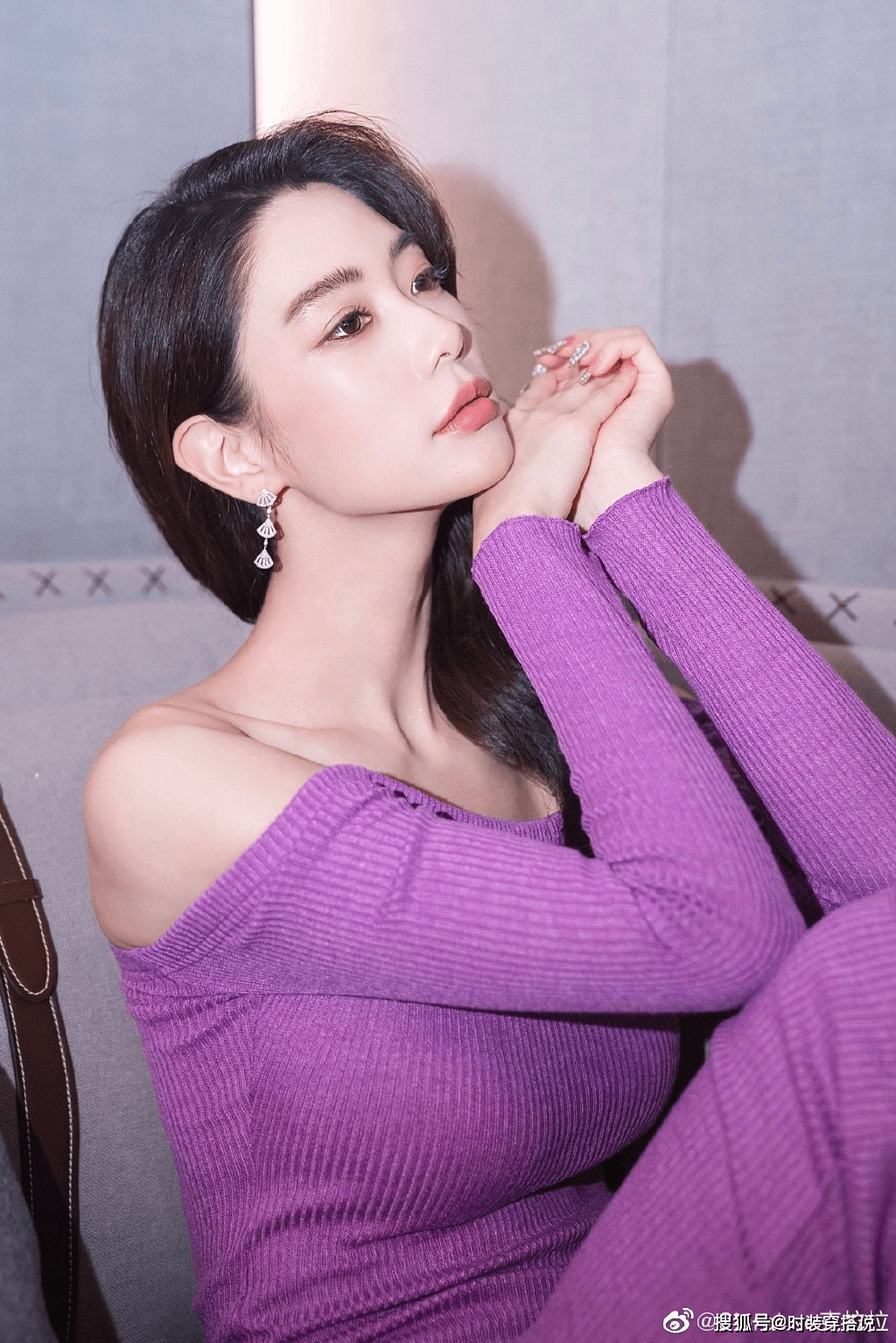 克拉拉不愧是亚洲第一美女穿紫色抹胸裙拍大片细腰长腿真抢镜