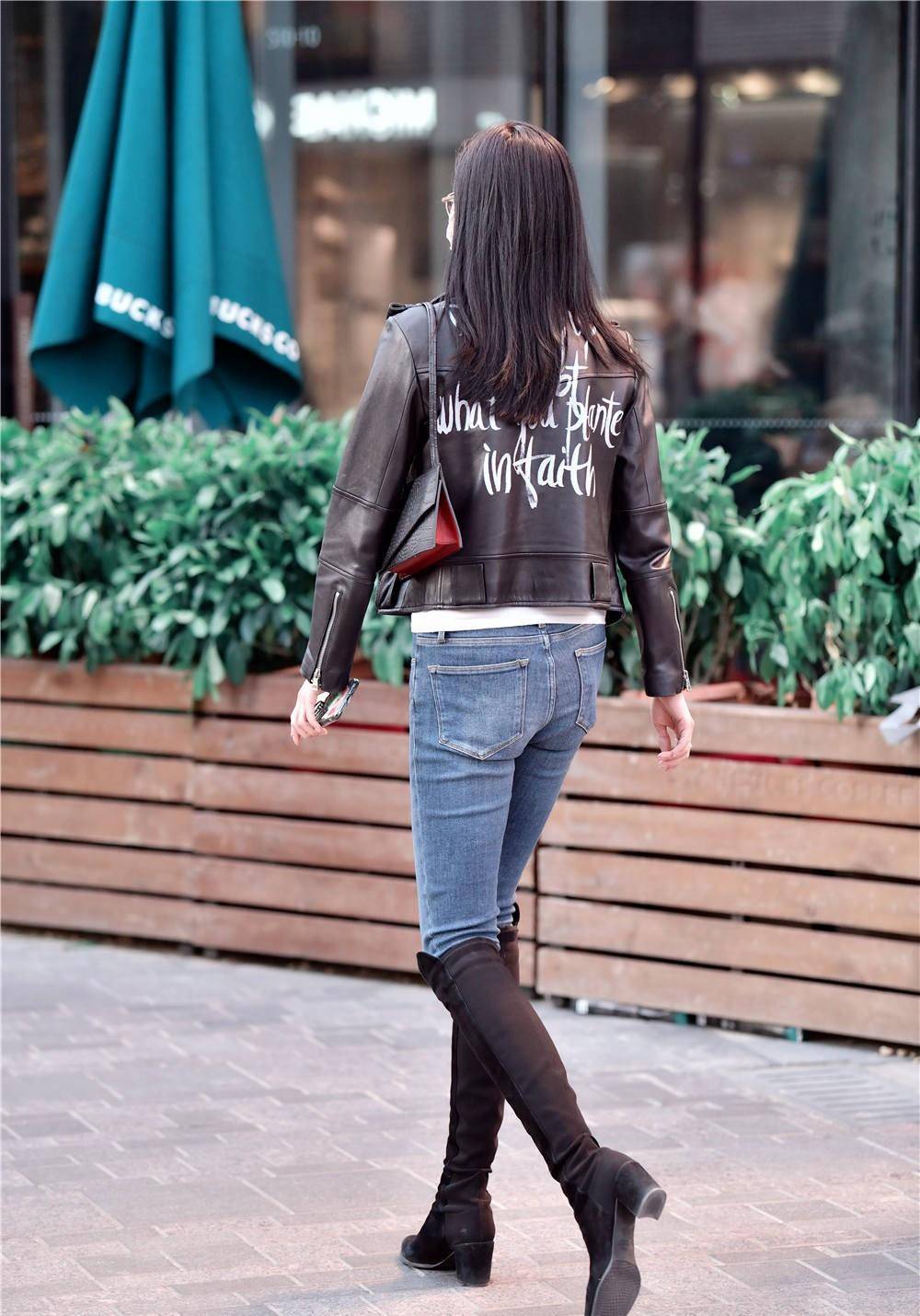 紧身牛仔裤搭配过膝长靴挑身材的服装搭配一般人不敢尝试