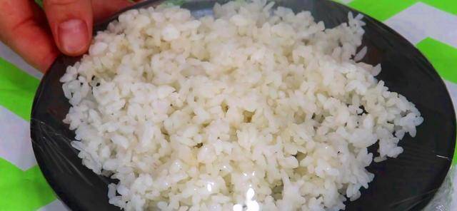 隔夜米饭吃到底能吃不能吃？营养师告诉你答案 记得分享给家人 