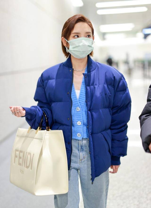 蓝色棉服 牛仔裤时尚保暖,冬季氛围感十足_样式_上身_身段