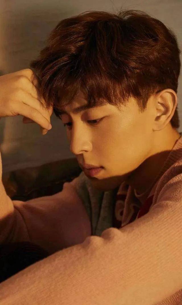 吊威亚胸口被磨出血,他终于爆红了!_邓伦_郭敬明_贺贺