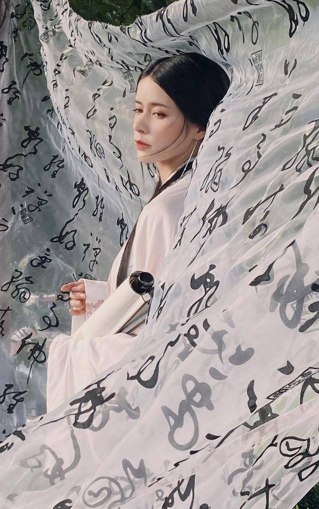 圣微也有这么"娘"的时候,一改往日霸道总攻的形象,温婉又优雅_vivi