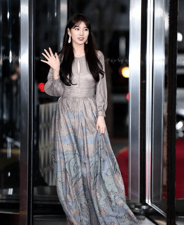 原创被裴秀智气质惊艳了一袭银灰色连衣裙配长发亮相造型优雅迷人