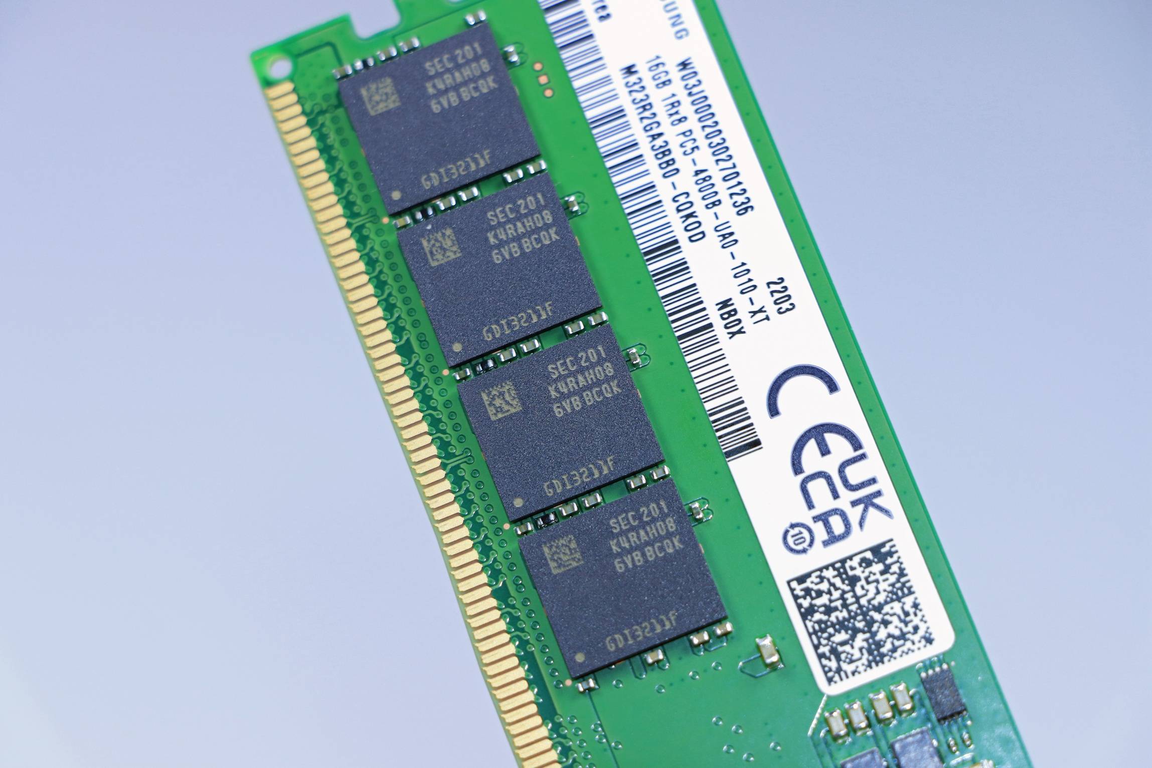 通过查阅资料,这款内存条支持 ddr5 4800 c36 xmp ii .