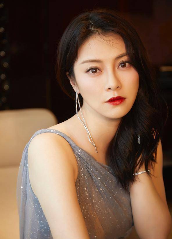 原创朱锐还真是人间绝色一袭薄纱长裙尽显韵味超长耳坠好柔情