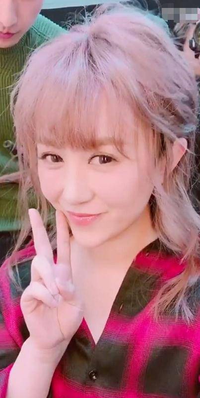 原创有种整容叫马丽接回长发穿修身服秀曲线清纯似20岁少女