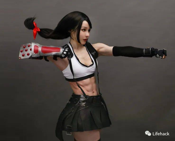 青岛女医生cos春丽练就一身炸裂肌肉网友羡慕她老公