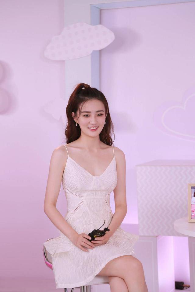 原创徐璐穿搭功力不简单雪纺蕾丝上衣搭配粉色a字裙太有少女感