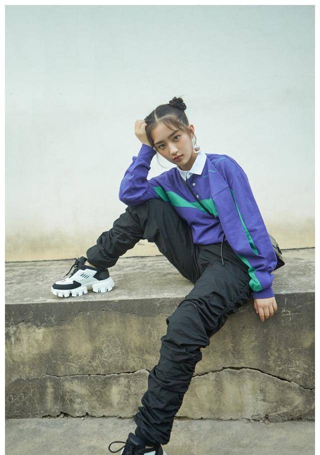 除了粉色的包包,邓恩熙还喜欢其他粉色的单品,例如粉色衬衫,粉色裙与