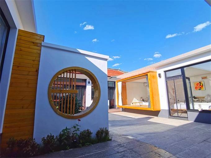 北京怀柔喇叭沟门枫林阁精品民宿蓝天白云下的精致乡野院落