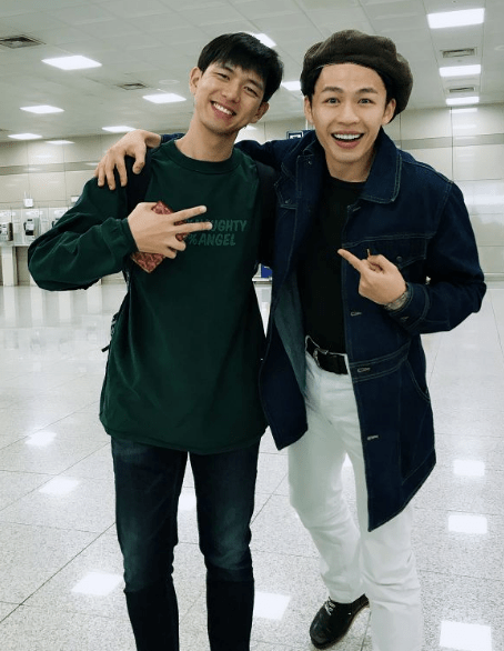 原创有种合影机器叫李现与任何人都是剪刀手唯独她成了搂肩