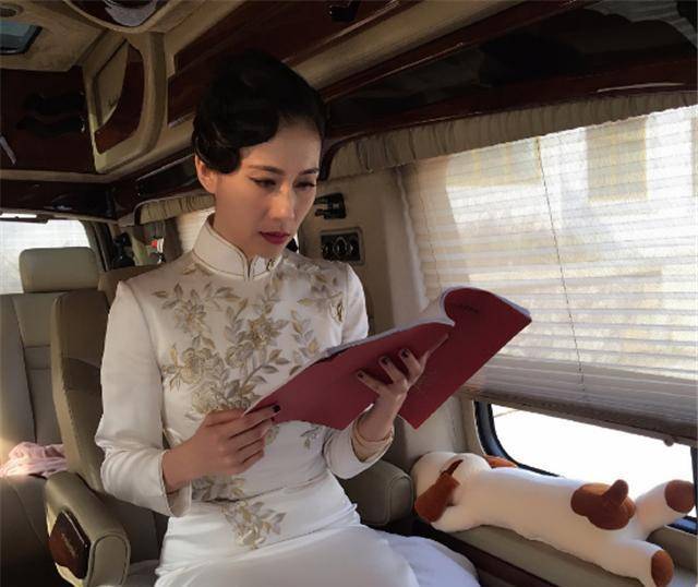 接着她又和实力派演员陆毅,袁立,孙红雷,合作主演《浮华背后》影视剧