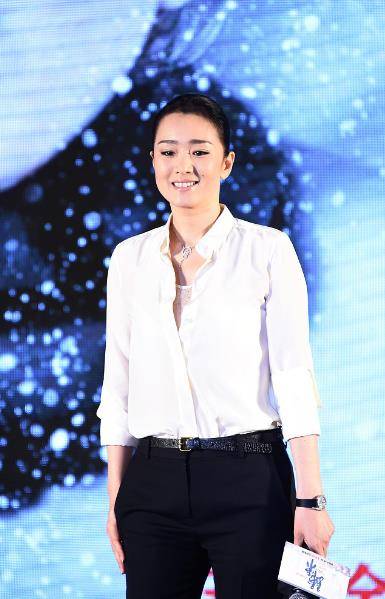 原创55岁的巩俐还没生过娃身材真好白衬衫搭西装裤高挑纤瘦超好看