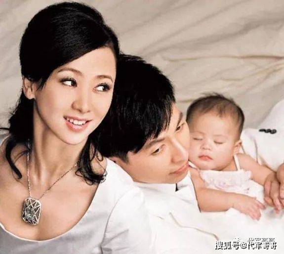 她出身书香门第,经历2段婚姻,如今53岁很美很幸福_翁虹_伍伟杰_老公