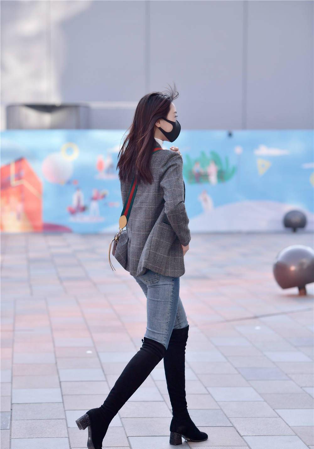 紧身牛仔裤搭配过膝长靴挑身材的服装搭配一般人不敢尝试