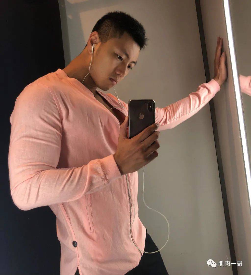 上海肌肉男居家隔离期间秀身材,这肉体太撩了_小哥_健身房_锻炼