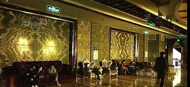 原创2016年郑州红馆覆灭300警力扫荡40分钟男男女女装满6辆大巴