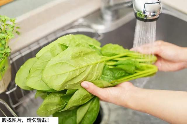 用酒精喷鸡蛋会坏?疫情期间买回家的果蔬如何消毒?很多人都做错了