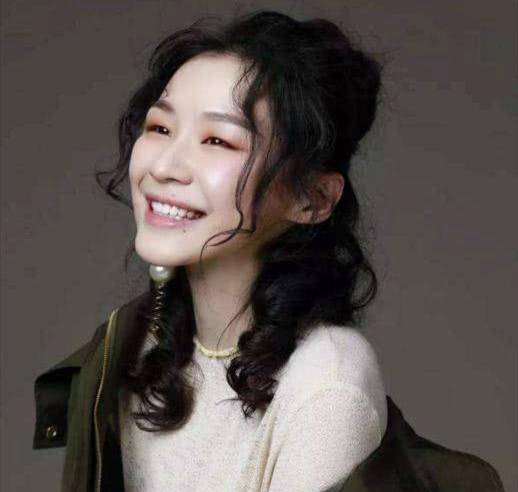 原创舞台上她很丑生活中穿着时尚撞脸大s网友这个宝藏我要挖