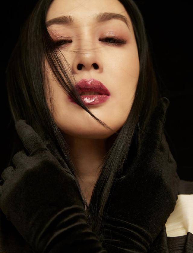 原创50岁的钟丽缇腰背秀美肩膀秀美嘴唇红润双唇高贵清凉充满女王风范