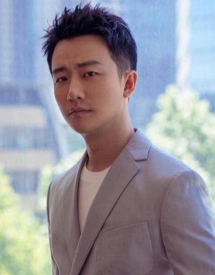 黄轩落榜3年才考上大学走红后被曝和大15岁蒋雯丽地下恋