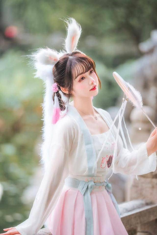 小姐姐用兔耳朵搭配汉服网友我家的玉兔跑出来了