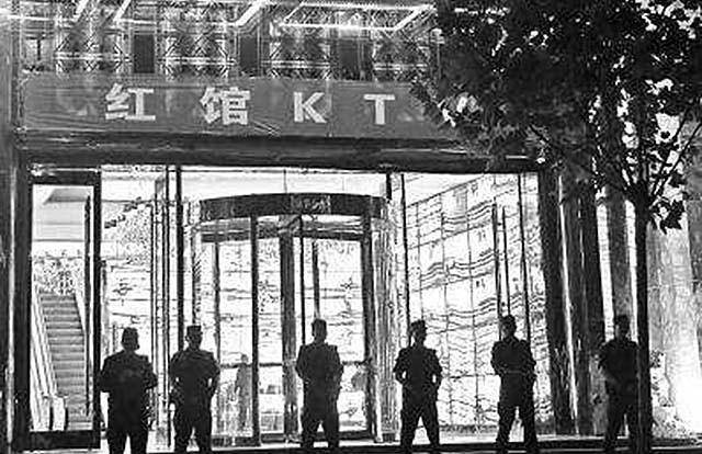 原创2016年郑州红馆覆灭300警力扫荡40分钟男男女女装满6辆大巴