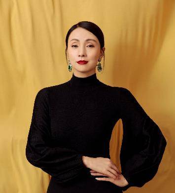 原创47岁小陶虹美的好娇憨粉红色西装显高挑眼凹神仙少女感十足