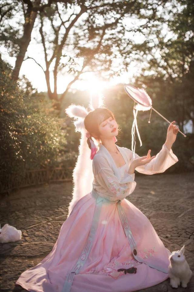 小姐姐用兔耳朵搭配汉服网友我家的玉兔跑出来了