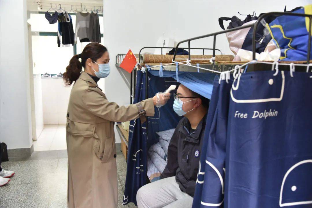 防疫于心以练为战盐城中学举行校园突发疫情处置演练