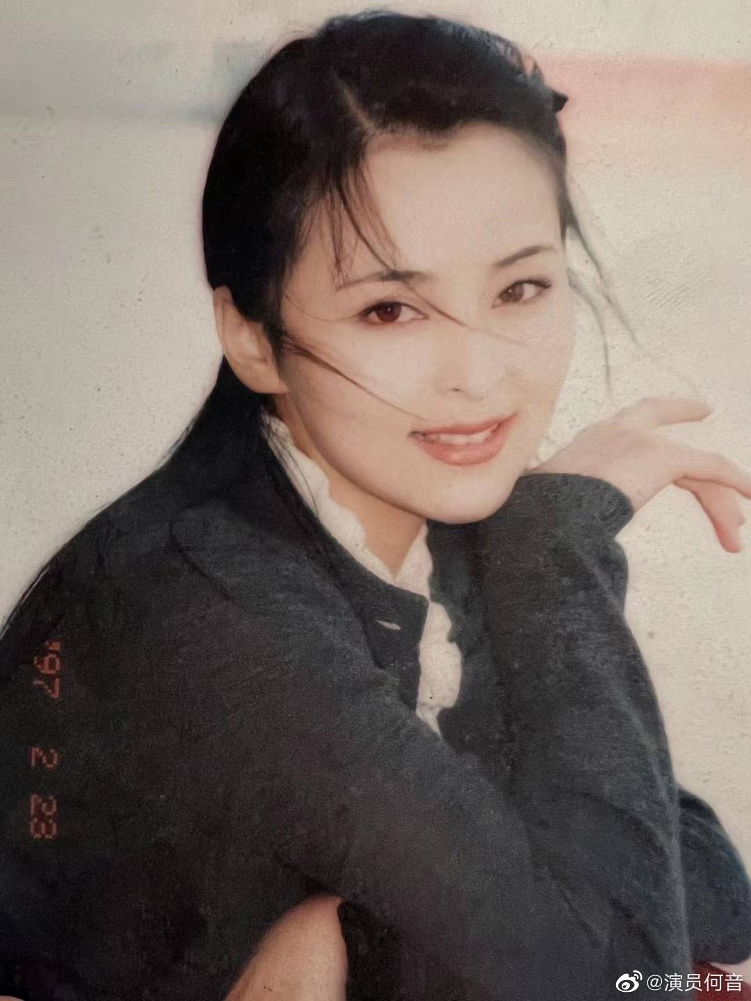 何音晒昔日旧照感慨万千与黄志忠离婚后重组家庭帅儿低调入行