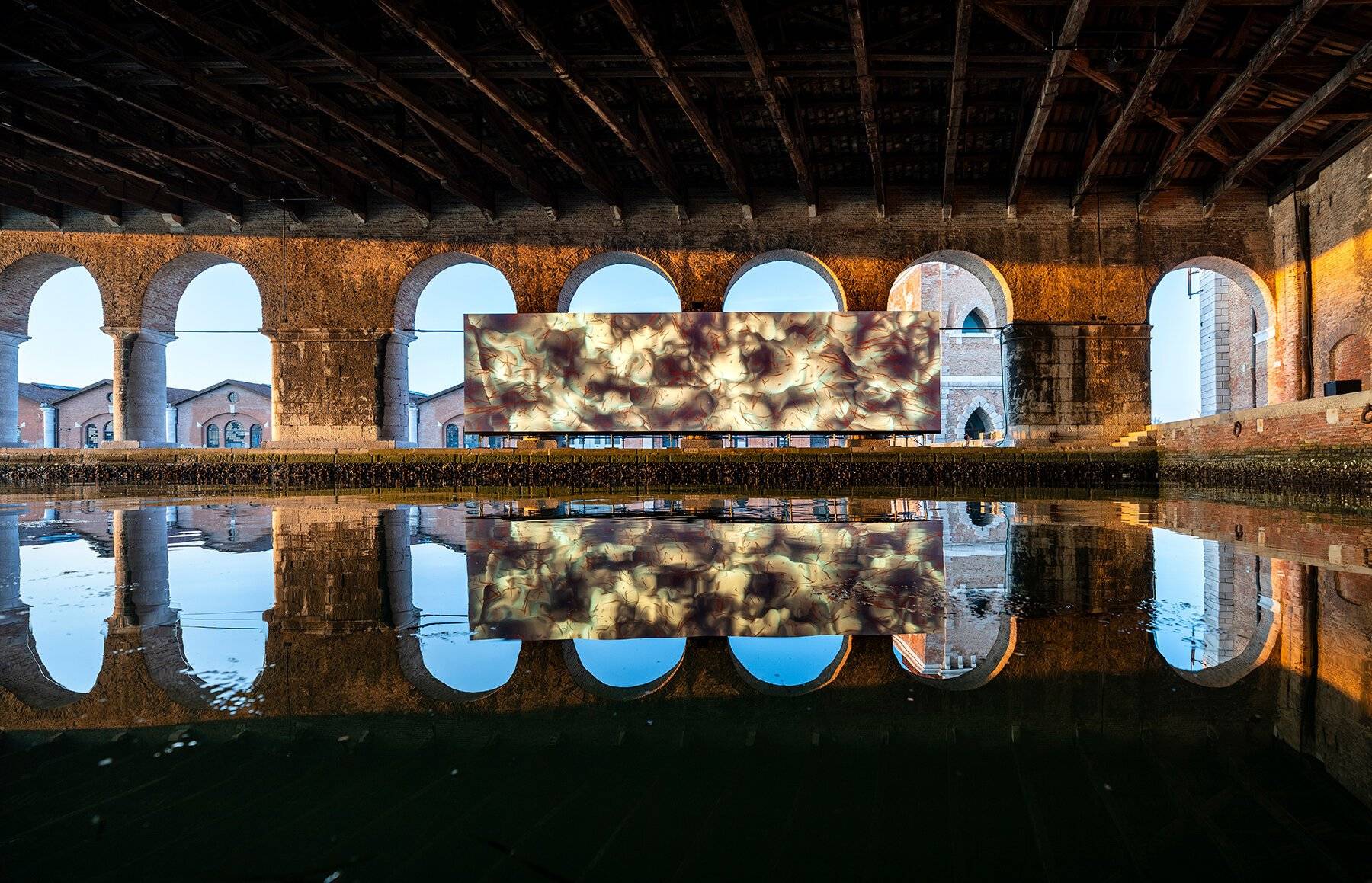 鲸鱼大型数字装置现在在威尼斯艺术双年展上展出