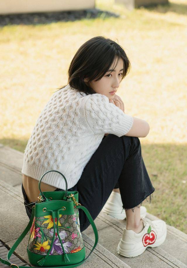 奶油少女张子枫时尚感十足身穿衬衫裙眼神清澈纯净