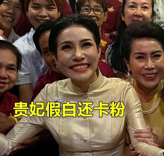 诗妮娜总爱在耳朵上面夹着一些盛开的鲜花,如此近距