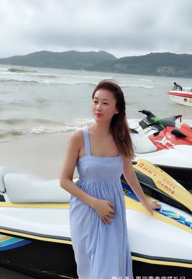 原创梁小冰哪有50岁穿碎花裙配低盘发优雅亮相满脸胶原蛋白好年轻