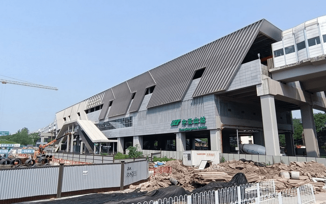 最近阳光明媚非常适合踩盘,小树坐地铁来到离学校不远处的中梁山站,出