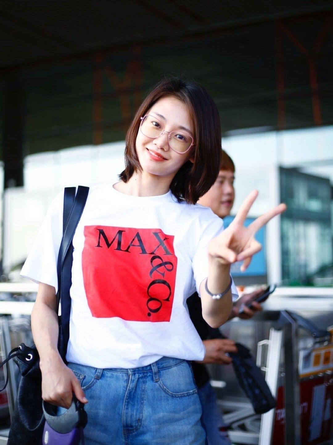 苗苗宣布结婚后状态好极了穿白t恤配牛仔短裤素颜超能抗